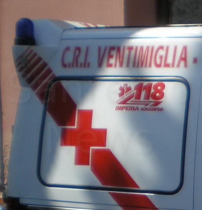 Ventimiglia: tamponamento stamani in via Biancheri, 37enne leggermente ferita