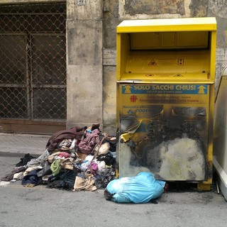 Imperia: a fuoco cassonetto della raccolta indumenti. Intervengono Carabinieri e Vigili del Fuoco Imperia: a fuoco cassonetto della raccolta indumenti. Intervengono Carabinieri e Vigili del Fuoco