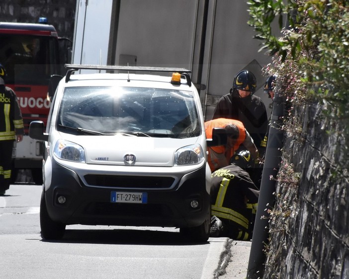 Sanremo: camion trancia tubi del gas, acqua e corrente elettrica, traffico interrotto in via Pascoli e intervento dei Vigili del Fuoco (Foto) Sanremo: camion trancia tubi del gas, acqua e corrente elettrica, traffico interrotto in via Pascoli e intervento dei Vigili del Fuoco (Foto)