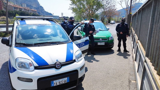 Ventimiglia: carrozzeria abusiva in un capannone di frazione Bevera, titolare denunciato da Forestali e Municipale (Foto) Ventimiglia: carrozzeria abusiva in un capannone di frazione Bevera, titolare denunciato da Forestali e Municipale (Foto)