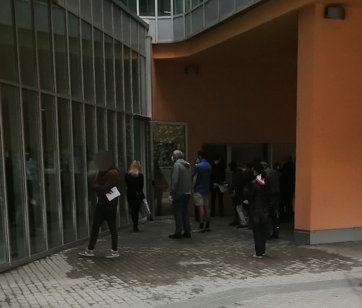 Imperia: troppa ressa ed un unico ingresso al Palasalute, la protesta dei pazienti e di una mamma (Foto) Imperia: troppa ressa ed un unico ingresso al Palasalute, la protesta dei pazienti e di una mamma (Foto)