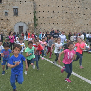 Oltre 70 gli studenti della Primaria del Littardi di Dolcedo hanno partecipato all’iniziativa solidale della ‘Corsa contro la fame’
