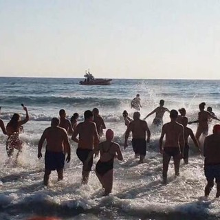 Imperia: in 250 per il 'Cimento Invernale' della Befana, uno splendido 'spot' per la città (Foto e Video)