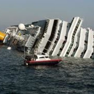 10 anni dal naufragio della Concordia, Giovanni Toti ricorda "Immagini indelebili, importante anche l'impegno dei cantieri del Porto di Genova" 10 anni dal naufragio della Concordia, Giovanni Toti ricorda "Immagini indelebili, importante anche l'impegno dei cantieri del Porto di Genova"