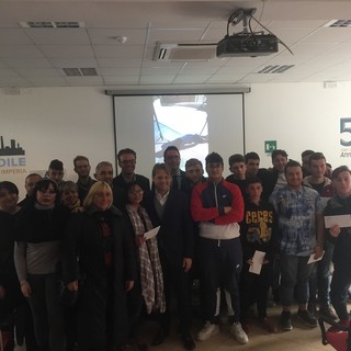 Imperia: Arte e Scuola Edile consegnano trenta borse di studio ad alunni e assegnatari, Scajola "Un'idea moderna e positiva" (Foto e video) Imperia: Arte e Scuola Edile consegnano trenta borse di studio ad alunni e assegnatari, Scajola "Un'idea moderna e positiva" (Foto e video)