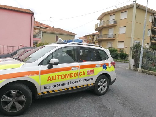 Diano Marina: 70enne cade da un tetto in via Colombera, in gravi condizioni ma un albero attutisce la caduta (Foto) Diano Marina: 70enne cade da un tetto in via Colombera, in gravi condizioni ma un albero attutisce la caduta (Foto)