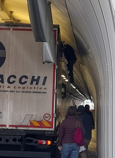 Ventimiglia: camion si 'incastra' nella galleria della Marina di San Giuseppe (Foto)