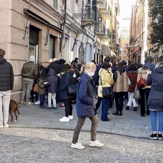 La coda tra piazza Colombo e via Palazzo La coda tra piazza Colombo e via Palazzo