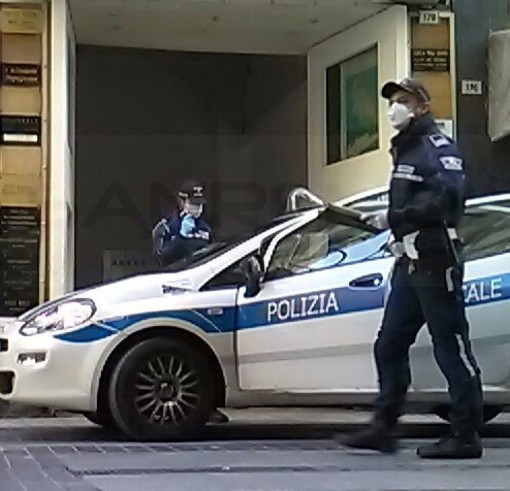 Sanremo: clochard passa la notte nell'androne dell'ex Odeon in via Matteotti, intervento della Polizia Municipale