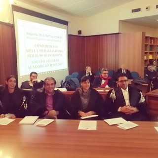 Imperia: questa mattina in tribunale la cerimonia per il conferimento della medaglia d’oro per il 50° di iscrizione (Foto e Video) Imperia: questa mattina in tribunale la cerimonia per il conferimento della medaglia d’oro per il 50° di iscrizione (Foto e Video)