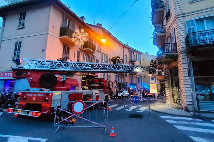 Sanremo: cadono calcinacci in via San Francesco, intervento di bonifica dei Vigili del Fuoco (Foto)