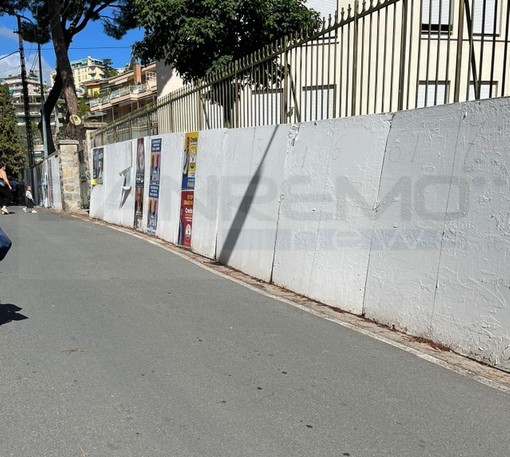 Sanremo: manifesti elettorali 'invadenti' davanti alla scuola 'Asquasciati', la protesta dei genitori (Foto) Sanremo: manifesti elettorali 'invadenti' davanti alla scuola 'Asquasciati', la protesta dei genitori (Foto)
