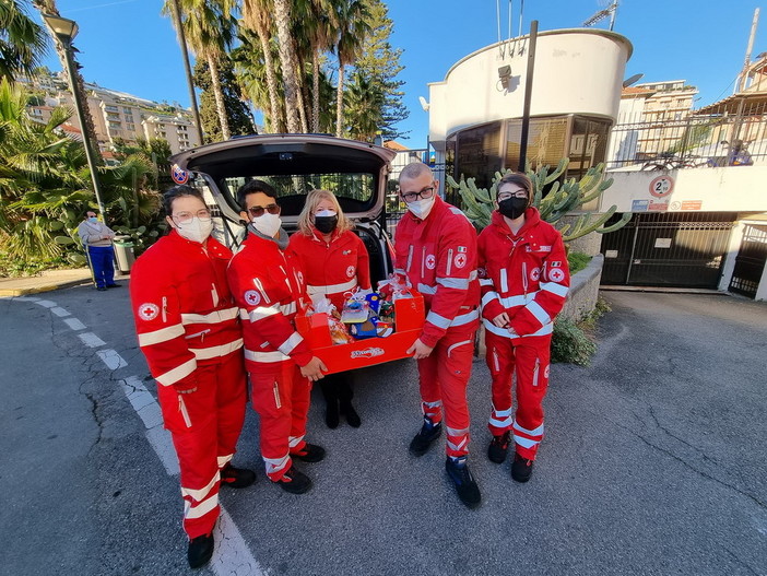 Sanremo: il club service Matutia e i volontari della Cri hanno consegnato i doni della Befana agli afgani della base logistica (Foto)
