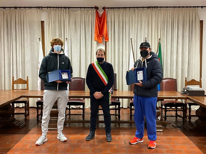 Dolceacqua: l'Amministrazione comunale ha consegnato ieri due targhe a Jannik Sinner e Riccardo Piatti (Foto)