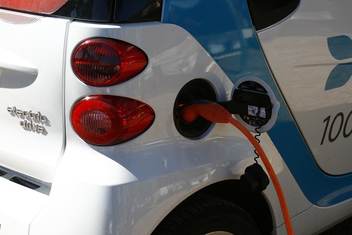 Dolceacqua: installata una colonnina di ricarica per auto elettiche, in arrivo anche negli altri Paesi Bandiera Arancione della provincia