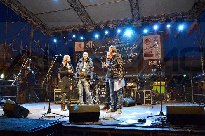 #Sanremo2016: sul palco di piazza Colombo un 'pezzo' di Area Sanremo, presentato da Maurilio Giordana ed Eleonora Pedron (foto)