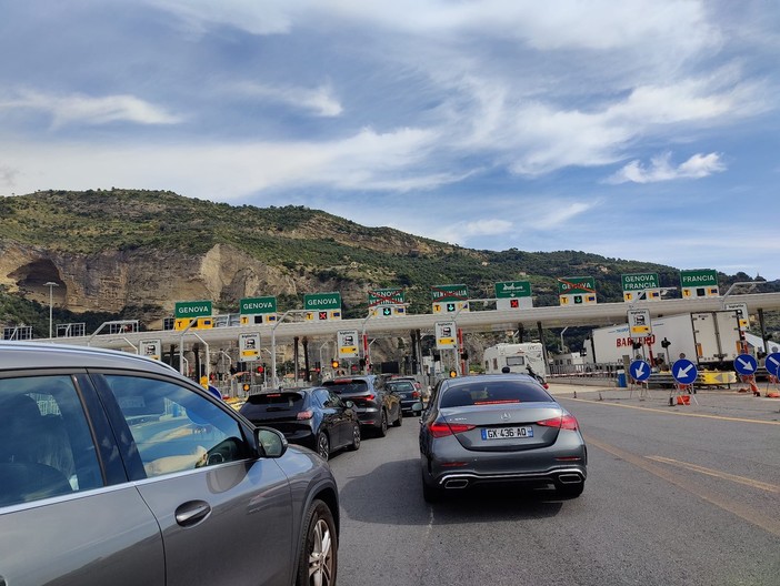 Ventimiglia: traffico e lunghe code alla barriera della A10, gli automobilisti "Aprite più caselli!" Ventimiglia: traffico e lunghe code alla barriera della A10, gli automobilisti "Aprite più caselli!"