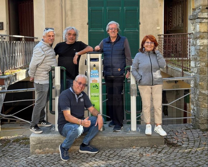 Bajardo si apre alla mobilità sostenibile: installata la nuova colonnina di ricarica per e-bike da Sistel Telecomunicazioni