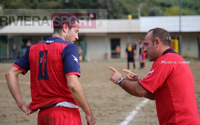 Carmelo Luci, allenatore del Camporosso, dà indicazioni ad un suo giocatore