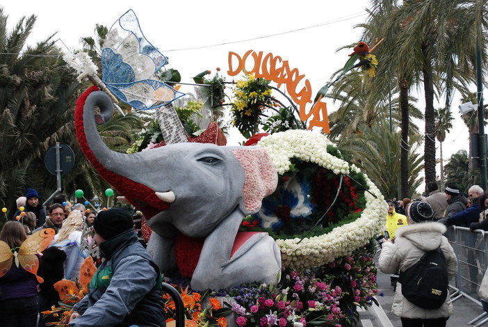 Vallecrosia: ultimi preparativi per il carro che parteciperà al 'Corso Fiorito' di domenica