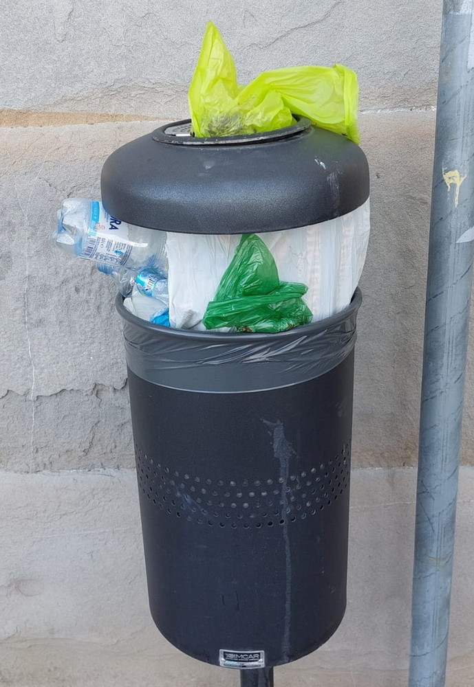 Ventimiglia: immondizia abbandonata ovunque da chi non ha ritirato i kit, molti perchè non pagano la Tari (Foto)
