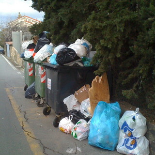 Sanremo: degrado e sporcizia in corso Garibaldi, intervento di un altro nostro lettore