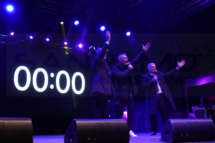 Sanremo, il tempo va, passano le ore… e alla fine arriva Capodanno: in migliaia al concertone (Foto e Video) Sanremo, il tempo va, passano le ore… e alla fine arriva Capodanno: in migliaia al concertone (Foto e Video)