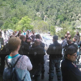 Marcia 'Critical Mass' arrivata a Fanghetto: partecipanti fermi e statale 20 del Tenda per ora bloccata (Foto e Video)
