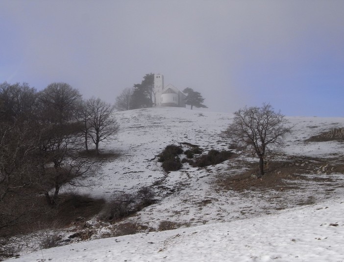 Sanremo: ecco la chiesetta di Monte Bignone coperta dalla neve delle ultime ore (Foto)