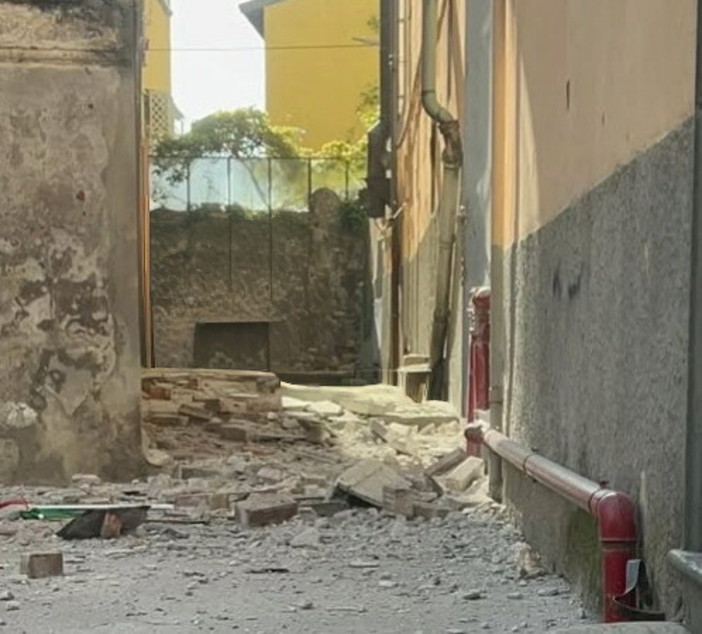 Crollo cornicione alla scuola di Ventimiglia Alta, interventi immediati e lezioni regolari garantite