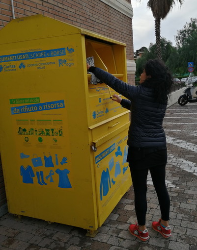 Arma di Taggia: da oggi alla 'Riviera Shopville' il cassonetto per i vestiti usati della Caritas