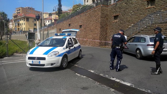Imperia: cede una grata all'ex passaggio a livello di Porto Maurizio, intervento della Municipale (Foto)