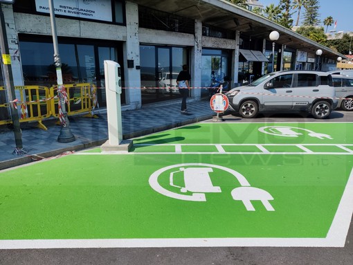 Auto elettriche, a Sanremo la ricarica veloce resta un nodo: “Per fare il pieno servono ancora ore” Auto elettriche, a Sanremo la ricarica veloce resta un nodo: “Per fare il pieno servono ancora ore”