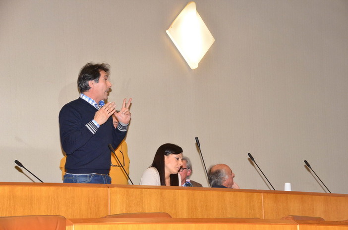 Ventimiglia: assenza di trasparenza nella gestione dell'abbattimento dei pini, la minoranza chiede maggiore chiarezza.