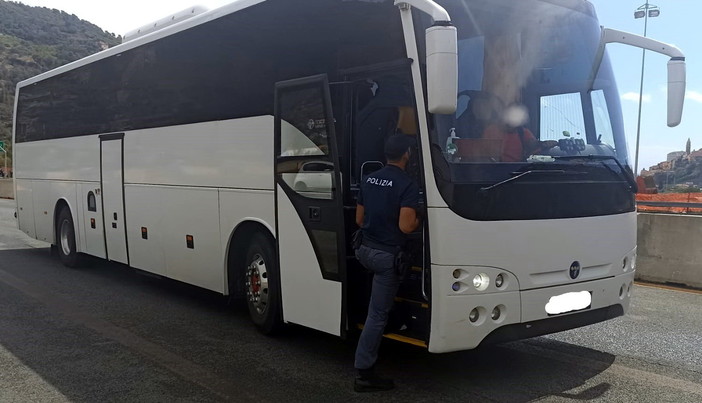 Aggredisce figlio e compagna ricercato tenta la fuga in Francia ma viene arrestato dalla Polizia a Ventimiglia