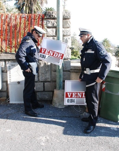 I Vigili Urbani smantellano i cartelli abusivi I Vigili Urbani smantellano i cartelli abusivi