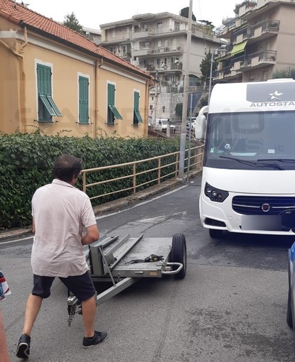 Sanremo: camper 'sviato' dal navigatore finisce bloccato in via De Amicis, liberato dalla Municipale (Foto) Sanremo: camper 'sviato' dal navigatore finisce bloccato in via De Amicis, liberato dalla Municipale (Foto)