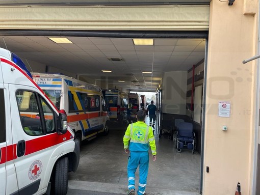 Sanremo: lunghe code e ambulanze bloccate al pronto soccorso, problemi di coordinamento con i medici di famiglia