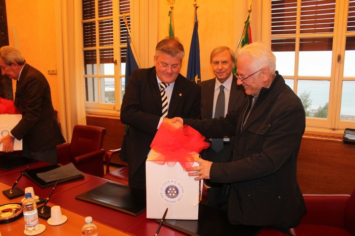 Imperia: consegnati dal Rotary Club Imperia circa 800 pacchi alimentari a favore delle famiglie bisognose