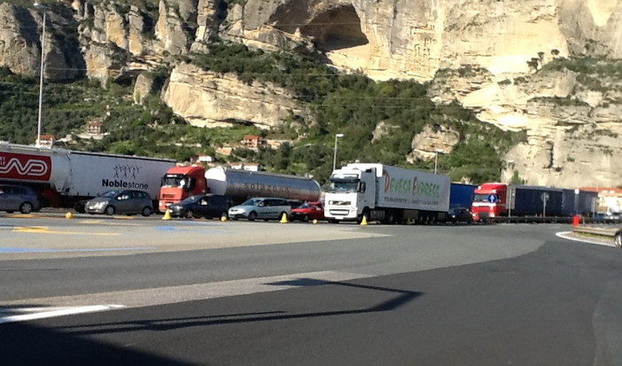 Lavori al casello di Mentone sulla A8: code in uscita dall'Italia alla barriera di Ventimiglia