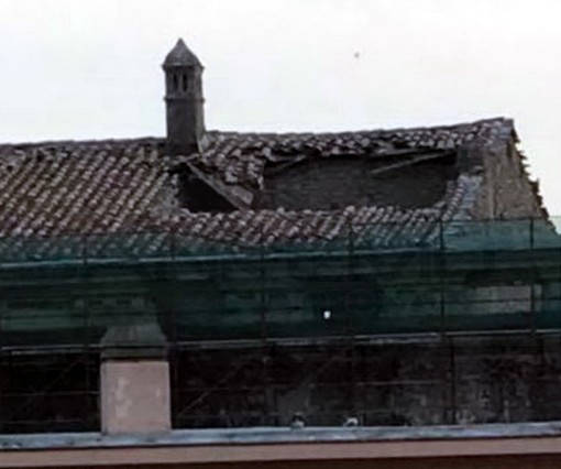 Taggia: nuovo crollo di una porzione del tetto a Palazzo Spinola, l'ultimo nel dicembre del 2017 (Foto)