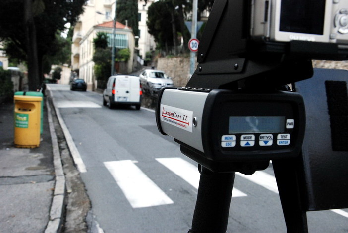 Sanremo: Polizia Provinciale ieri sera in corso Mazzini con l'autovelox, i ringraziamenti di un lettore Sanremo: Polizia Provinciale ieri sera in corso Mazzini con l'autovelox, i ringraziamenti di un lettore