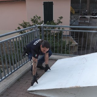 Sanremo: il forte vento fa volare via alcuni pannelli per i manifesti elettorali, intervento della Municipale (Foto)