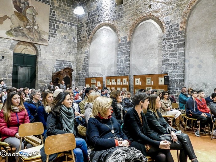 Cervo: grande successo ieri sera all'Oratorio di Santa Caterina per la presentazione del libro di Luca Bianchini Cervo: grande successo ieri sera all'Oratorio di Santa Caterina per la presentazione del libro di Luca Bianchini