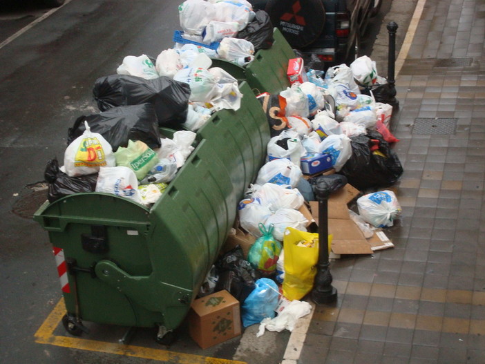 Sanremo: situazione di degrado nei cassonetti di Via Volta, l'indignazione di un lettore Sanremo: situazione di degrado nei cassonetti di Via Volta, l'indignazione di un lettore