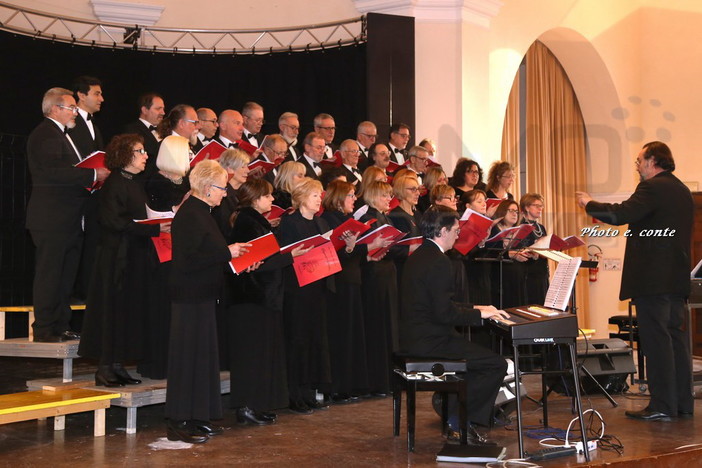 Bordighera: grande successo per il concerto del ‘Coro Filarmonico Musica Nova’ di Sanremo alla ex Chiesa Anglicana (foto &amp; video))