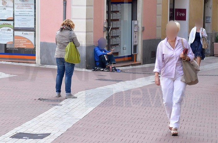 Imperia: segnalata nuovamente la presenza del malato di Tbc in centro, l'allarme dei commercianti Imperia: segnalata nuovamente la presenza del malato di Tbc in centro, l'allarme dei commercianti