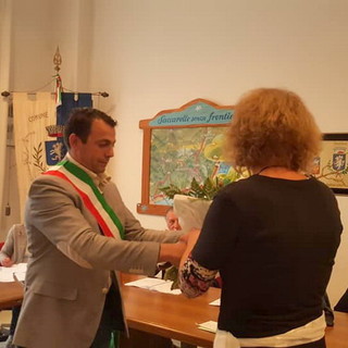 Il sindaco Massimo Di Fazio mentre consegna lo stemma del Comune a Karin Rauer,