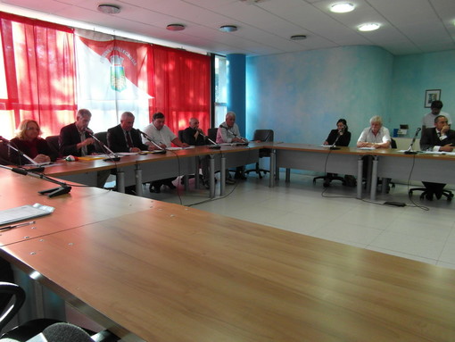 Caso parcheggi a pagamento a Vallecrosia: dall'opposizione “Amministrazione Giordano annaspa nel buio”