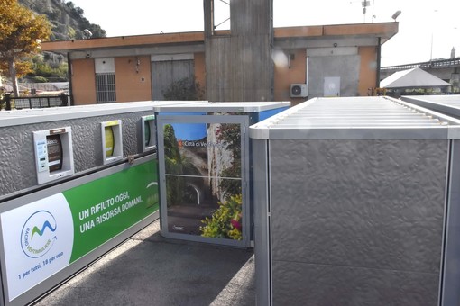 I cassonetti automatizzati in attesa di essere installati